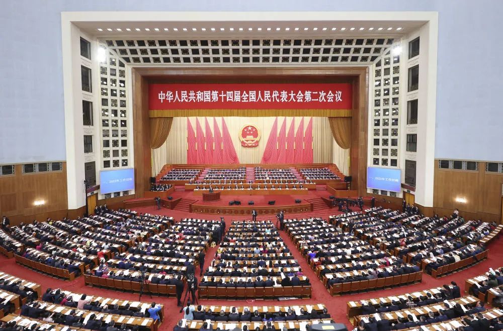 3月5日，李強(qiáng)總理向十四屆全國(guó)人大二次會(huì)議作政府工作報(bào)告